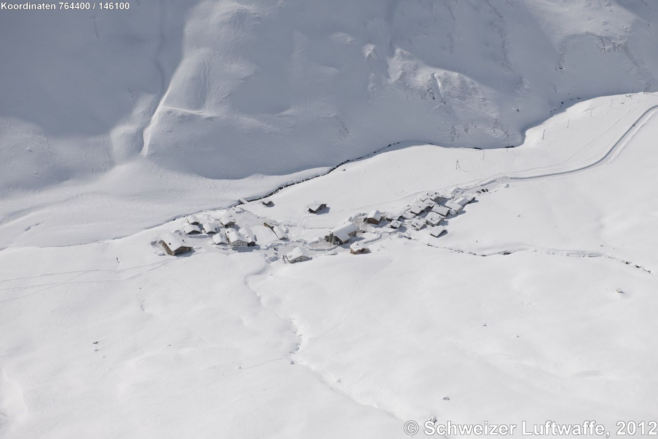 Ober - Juf und Under - Juf mit Jufer Rhein, Blick gegen SW. - Der Ort ist auch im Winter bewohnt. Damit ist Juf der höchst gelegene, ganzjährig bewohnte Ort der Schweiz.